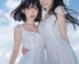 beauty，Two girls pose together， both wearing white outfits and hair bands.