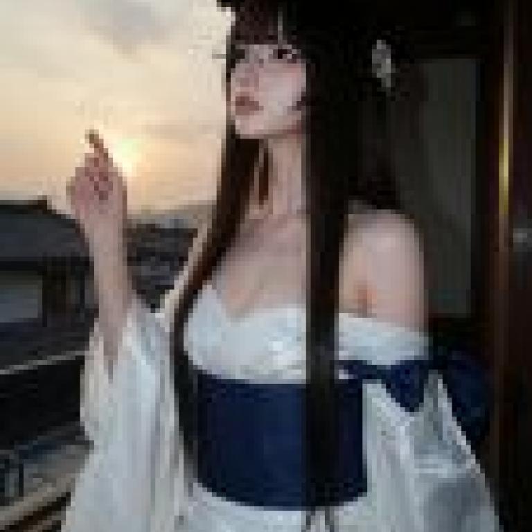 古代奇幻，一位戴著眼鏡、穿著白色洋裝的女子。
