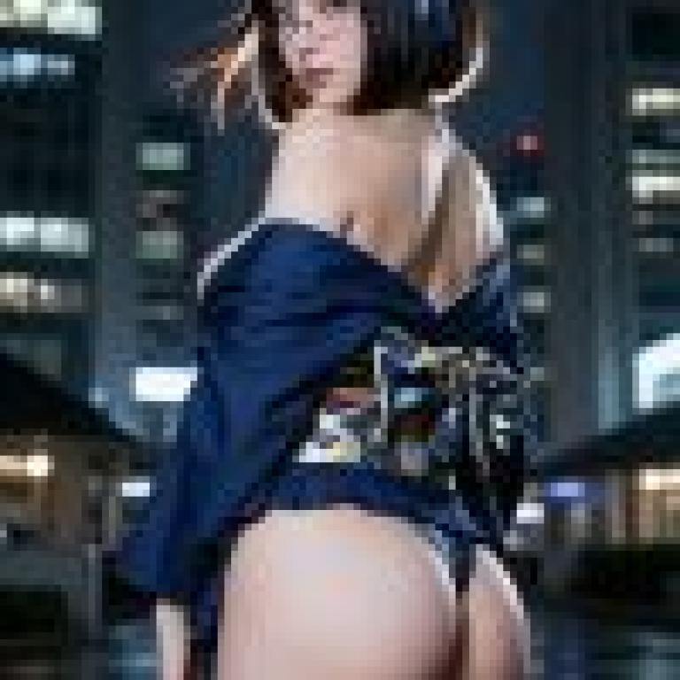 女孩們，一位身穿藍色洋裝、頭戴蝴蝶結的女子背對著她們。