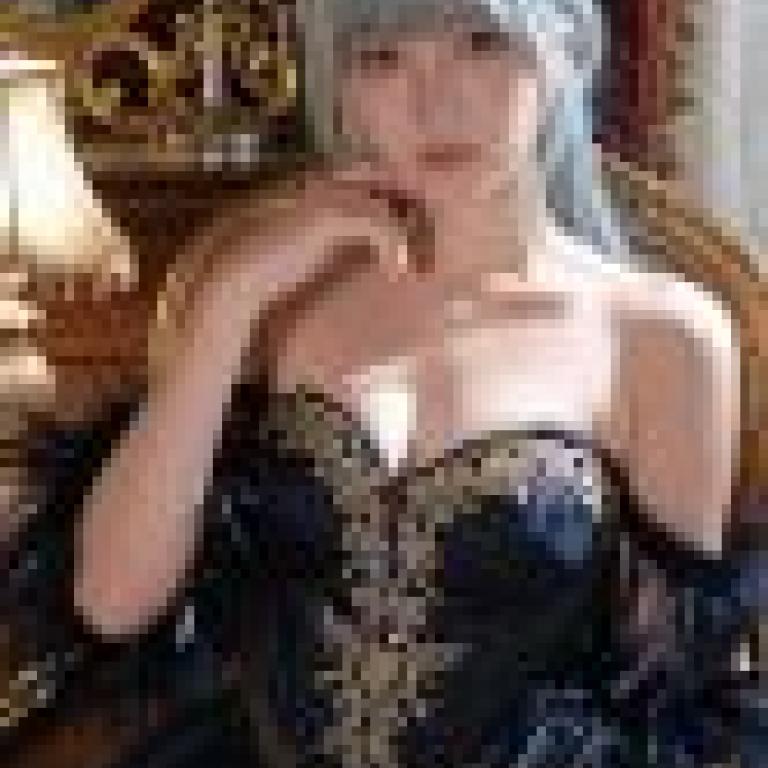 一位藍頭髮的女孩坐在椅子上，非常漂亮。