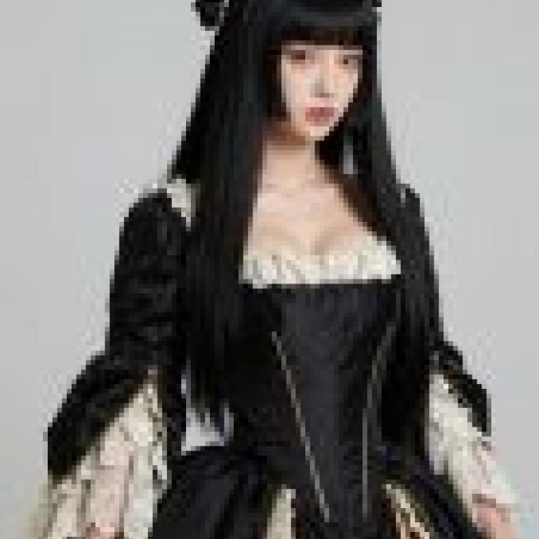 西方美女，模特兒身穿黑白禮服。