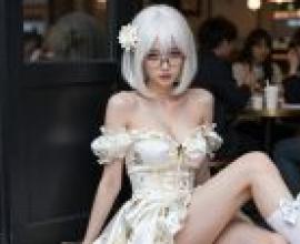 White flowers at the banquet，Model wearing glasses and bow.