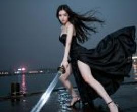 Night Warrior，A woman holding a sword.