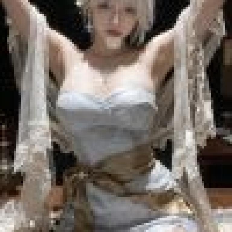 金髮碧眼、身穿飄逸白色長裙的女子，美極了。