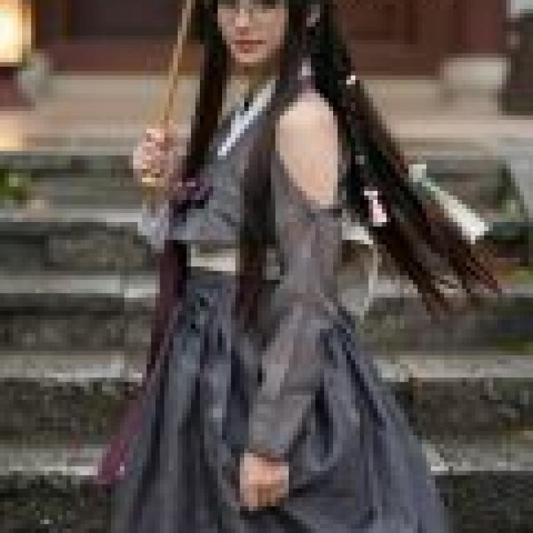 When I was in school，A girl is wearing a kimono.