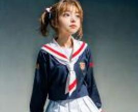 系列中的 Nelvana，櫻花阿瓦隆，一位身穿藍色、白色和紅色制服、頭戴髮帶的女孩正在擺姿勢。