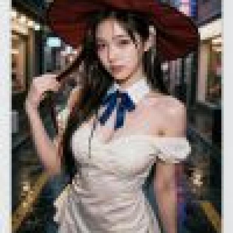 街頭美女，身穿白色套裝、頭戴紅色帽子、長髮飄飄的女子。