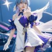 Honkai Star Rail，Robin，A girl in blue with an angelic appearance and a crown on her head.
