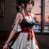 貓貓女僕，一名長著貓耳朵的女子穿著黑色連身裙，手裡拿著香菸。