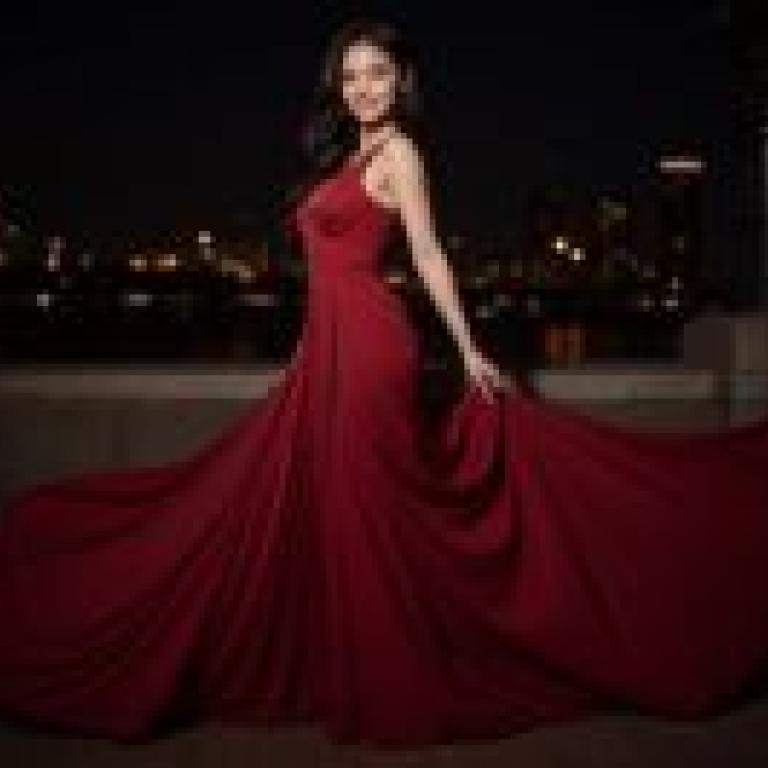 紅裙子：一位身穿紅色裙子的女士。