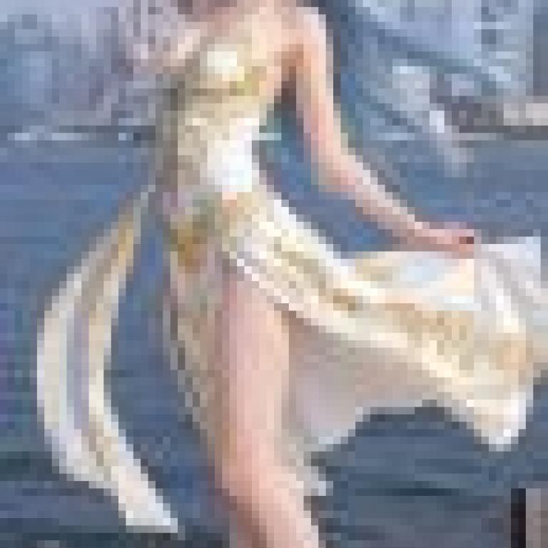 Leisurely memories，A woman with blue hair stands in front of the city skyline.