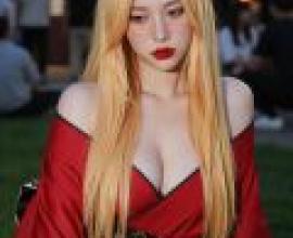 ZIT 01，A woman with red lipstick sits in the grass.