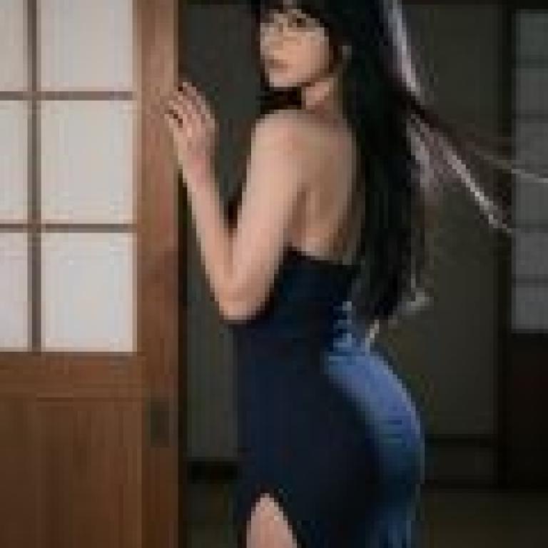 日本老宅幽靈，身穿藍色洋裝的女子站在門口。