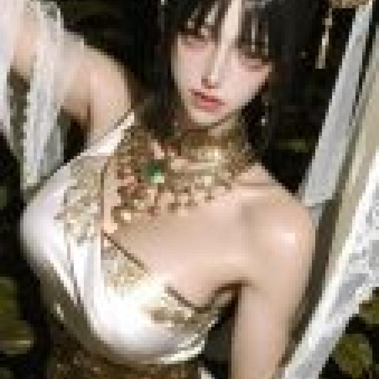 Sensual wind，A woman wearing gold jewelry and a gold kimono.