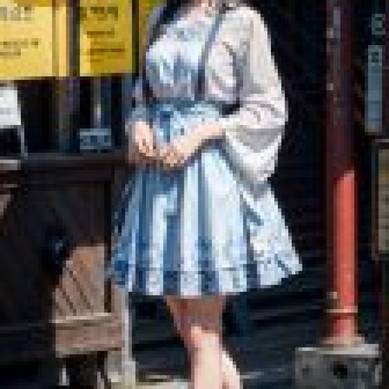 Mobile phone wallpaper， photos of Korean-style long-legged beauties， real people， a blend of Victoria and Korean clothes
