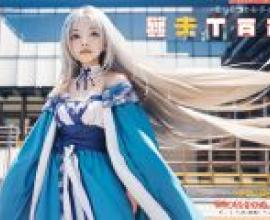Tomotake Yoshino aliceglint，a girl in blue dress with white hair standing next to a building.