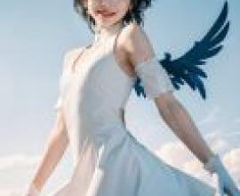 元慈，一個手臂上有天使光環和黑色翅膀的女孩。