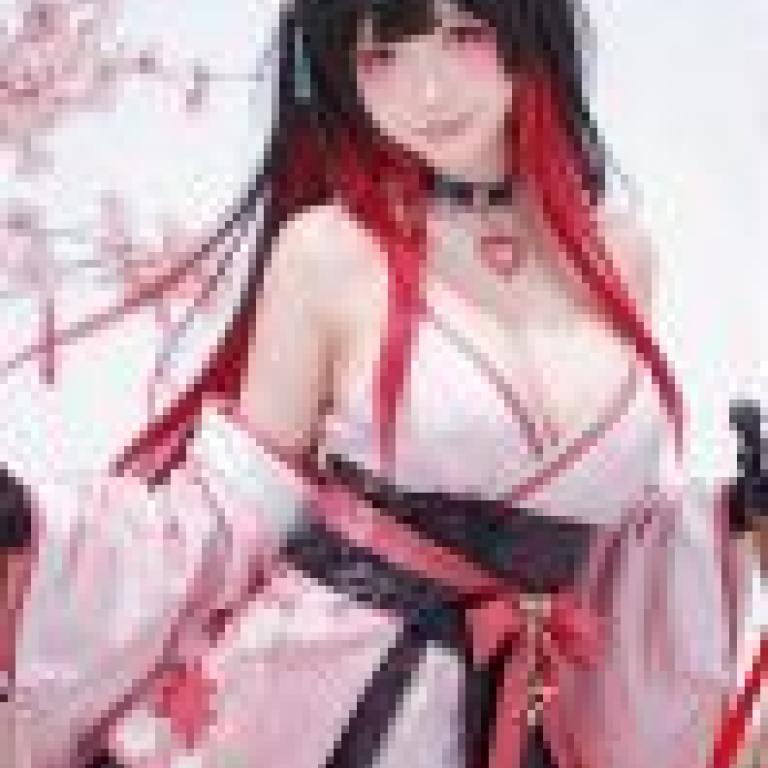 街頭回憶，一位紅髮女孩身穿和服，戴著心型吊墜。