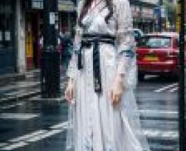 Mobile phone wallpaper， photos of Korean-style long-legged beauties， real people， white Hanfu and bohemian style