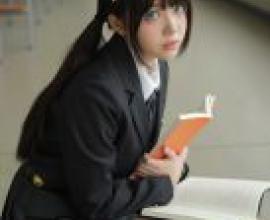 ZIT TEST03，身穿制服的年輕女孩。