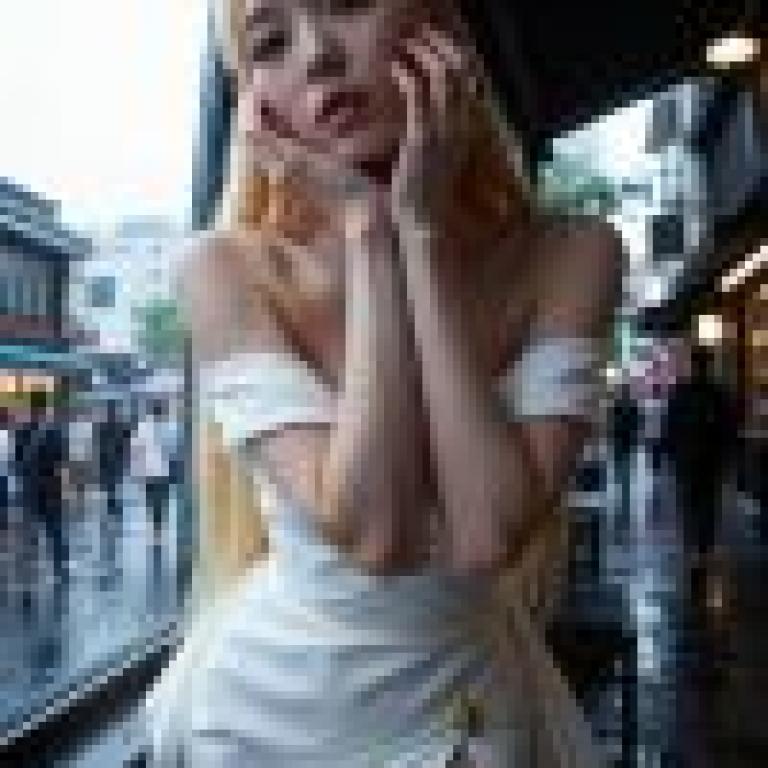 女孩，一位戴著粉紅色耳環、穿著白色洋裝的女士。