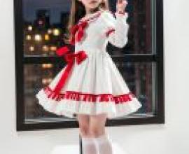 夢遊女孩：一個穿著紅色鞋子和連身裙，手裡拿著氣球的小女孩。