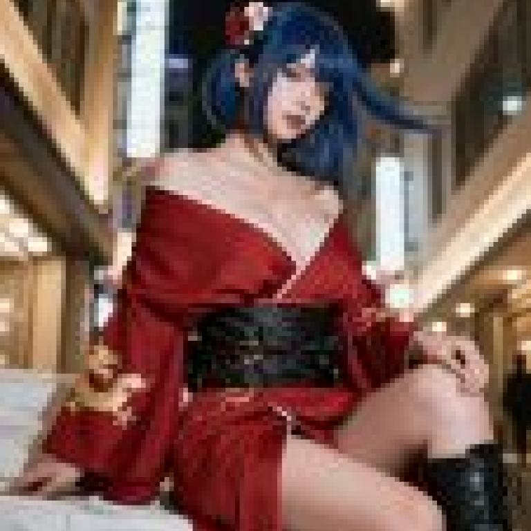 The Phantom of the Red Kimono，A woman with blue hair wearing red and black traditional asian clothing.
