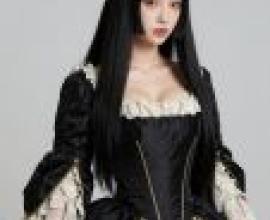 西方美女，模特兒身穿黑白禮服。