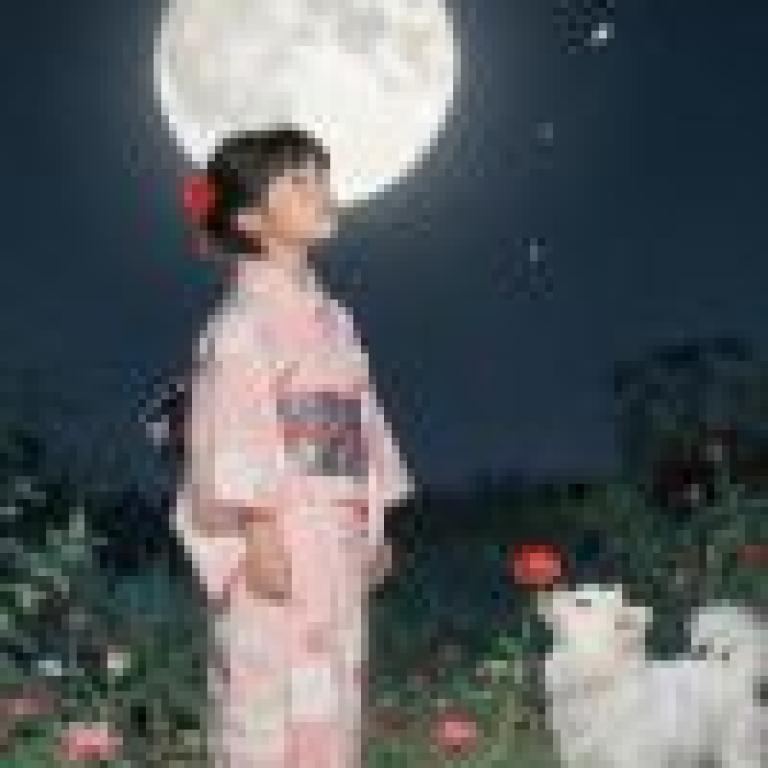 月光溫柔，少女佇立月旁。