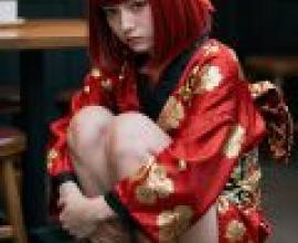 ZIT 01，一位漂亮的紅髮女孩盤腿坐在地板上。