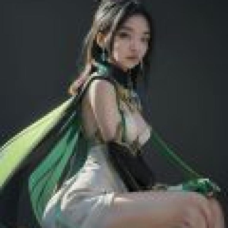 Nefer Genshin Impact，Girl with wings on arms and green on her head.