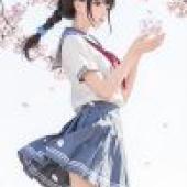 女孩們，一個穿著藍色裙子、穿著紅色圍巾的女孩，手裡拿著一個小杯子。