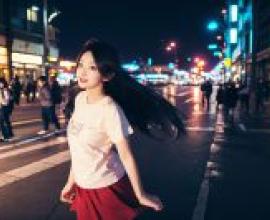 出雲風子 不死族 厄運 神經達文西 一位身穿白衣、腰間繫著紅裙的女子站在人行道邊緣。