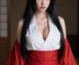 日本傳統美人，一位長著黑色長髮、穿紅色和服的女子。