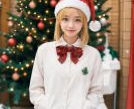 Ijichi Nijika Bocchi the Rock，戴著聖誕帽和聖誕外套的女人。