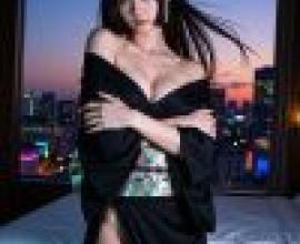 Charming Kimono，The model is wearing black dress with gold color shirt.