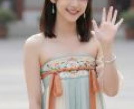 與美麗夢境的偶然邂逅，一位頭戴蝴蝶結、頭戴鮮花的女子。