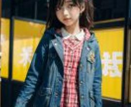 手機桌布，School Days Kokoro Katsura  桂 心，寫實，一個穿著紅色格子連身裙和藍色夾克的女孩站在黃色標誌前。