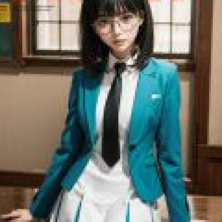 Shibata Mizuki (Shibata Mitsuki) An inferior student at a magic high school，A girl wearing a blue suit is sitting on a table.