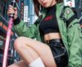 戰鬥少女2，一名女孩擺出手持劍、耳機和兩把槍的姿勢。