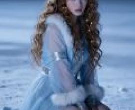 Snow Princess，A blonde woman with long hair sits on the ground.