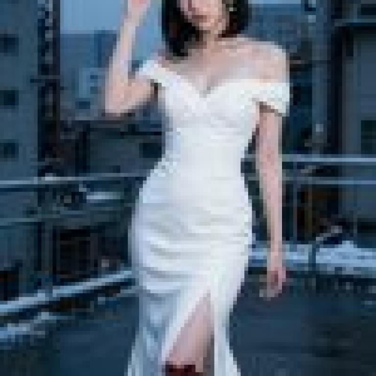 夜之舞，一名女子手持煙鬥，站在建築物前擺姿勢。