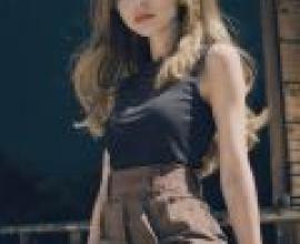 瑟蕾娜，寶可夢，戴著粉紅色帽子坐在長椅上的女孩。