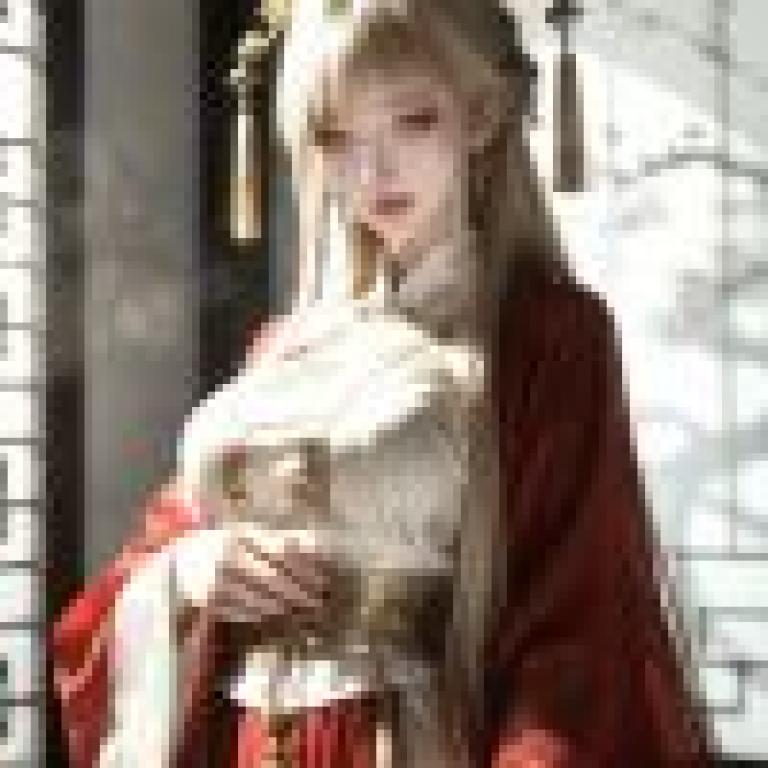 盛裝打扮，一位身穿紅色和金色服裝的亞洲女性。