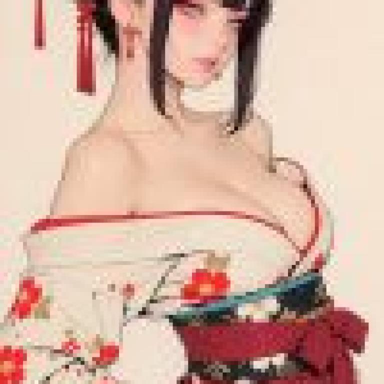 身穿和服的黑髮女子，戴著金色耳環，手持紅色花朵。