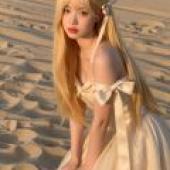 Phantom in the Desert，A beautiful woman with blonde hair and red lipstick in the desert.
