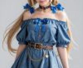 girls，A beautiful girl wearing a blue dress.
