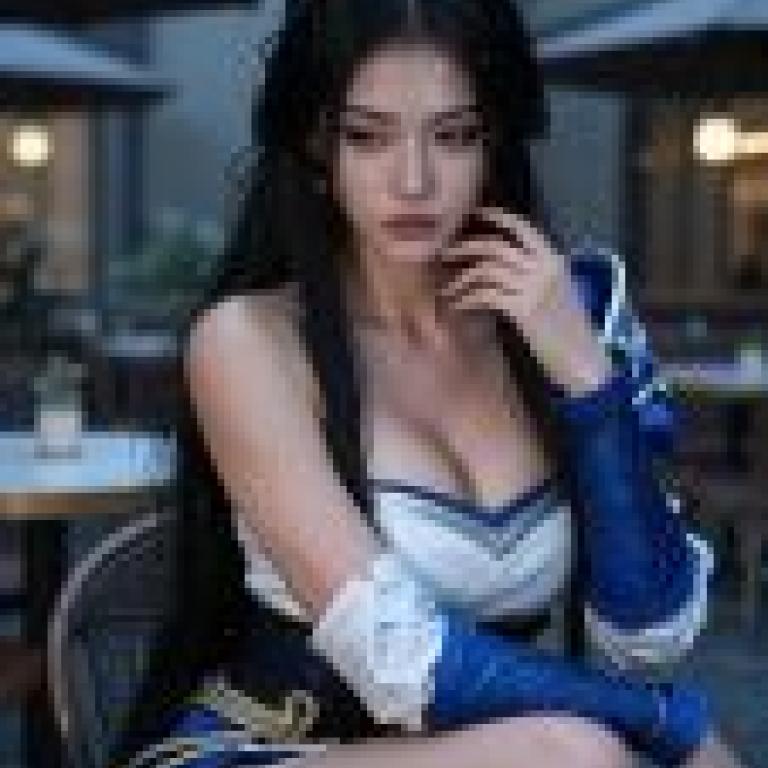 古代奇幻，一位身穿藍白洋裝的女子，一手放在臉頰旁。