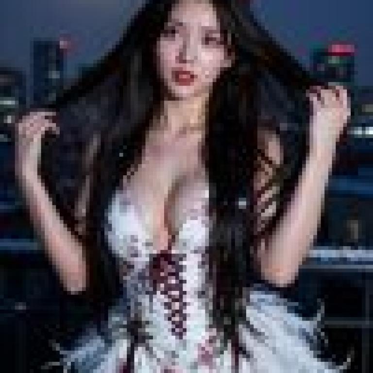 街頭攝影，身穿白色衣服、頭戴紅色蝴蝶結和羽毛圍巾的女孩。