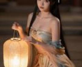 旗袍女神幻想曲，一位手持燈籠的後宮女子。